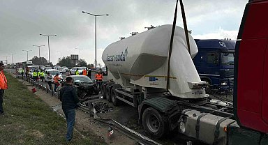 TEM'de karşı şeride geçen tanker ortalığı karıştırdı: 2 yaralı