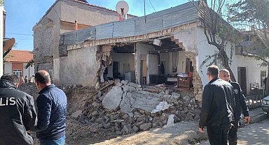 Temel kazısı sırasında evin duvarı yıkıldı, yaşlı kadın ölümden döndü