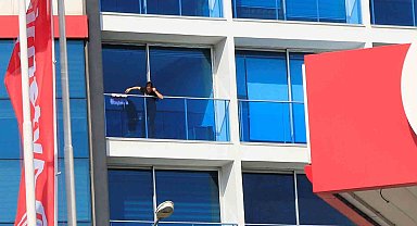 Temizlik yaparken balkonda mahsur kalan kadın, itfaiye ekiplerince kurtarıldı