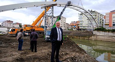 Terme'de yaya köprüsünün montajına başladı