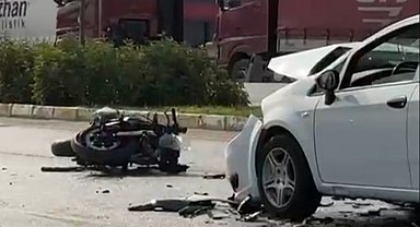 Ters şeritten gelen araç motosikletle kafa kafaya çarpıştı; 1 ölü 1 yaralı