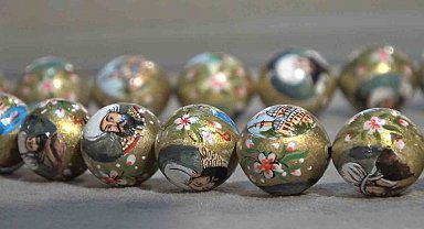 Tespih tanelerini mikro sanatla şahesere çeviriyor