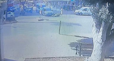 Ticari araca çarpmamak için kendilerini motosiklette attılar