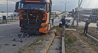 Tır ile otomobilin çarpıştığı kazada sürücüler yaralandı