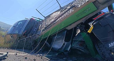 Tır kontrolden çıktı, lüks araçlar hurdaya döndü