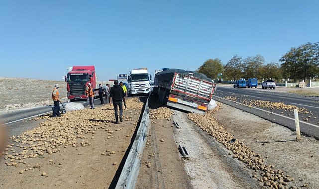 Tır refüje düştü, patatesler yola saçıldı: 1 yaralı