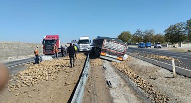 Tır refüje düştü, patatesler yola saçıldı: 1 yaralı