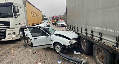 Tıra çarpan otomobil hurdaya döndü: Sürücü ağır yaralı