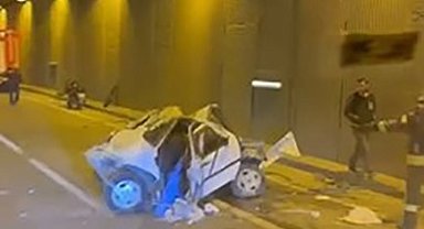 Tıra çarpan otomobil kağıt gibi ezildi, sürücü ağır yaralandı