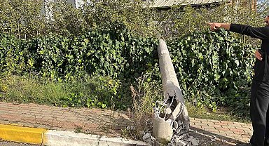 Tırın çarptığı elektrik direği devrildi