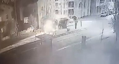 Tırın devrildiği anlar güvenlik kamerasına yansıdı