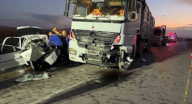 Tırın otomobili kağıt gibi ezdiği kazada 3 kişi hayatını kaybetti