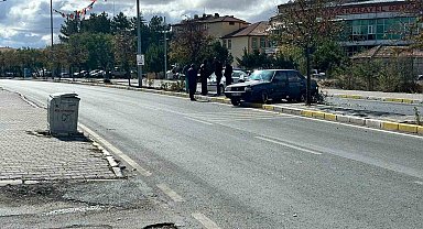 Tırla çarpışan otomobil refüje çıktı