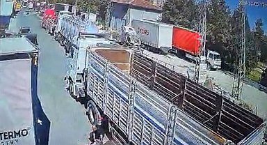 Tırların arasında sıkışarak ağır yaralandı, kaza anı görüntüleri ortaya çıktı