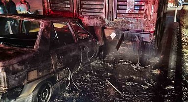 Tomruk yüklü tıra çarpan otomobil alev alev yandı: 1 ağır yaralı