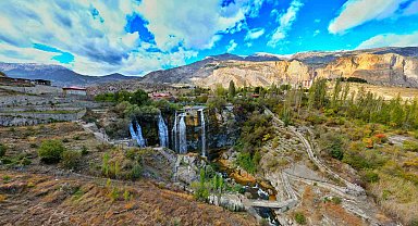 Tortum Şelalesi'ne sonbaharla gelen güzellik