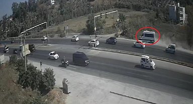 Trafik ışıklarında bekleyen araçları son anda fark etti, şarampole yuvarlanmaktan kıl payı kurtuldu