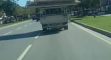 Trafikte tehlike saçan görüntü: Yolun yarısını kaplayarak malzeme taşıdı