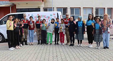 Tunceli'de jandarma, kız çocukları ile bir araya geldi