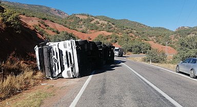 Tunceli'de tır devrildi: 1 yaralı