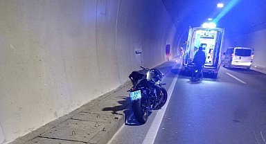 Tünelde kontrolden çıkan motosiklet hafifi ticari araca çarptı