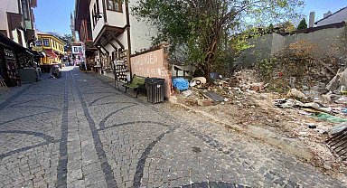 Turistik bölgedeki molozlu arsa kötü görüntü oluşturdu