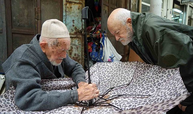 Türkiye'nin en yaşlı şemsiye tamircisi