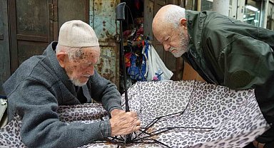 Türkiye'nin en yaşlı şemsiye tamircisi