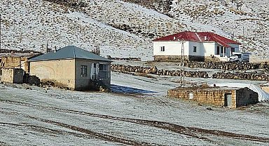 Türkiye'nin en yüksek rakımlı köyü beyaza büründü