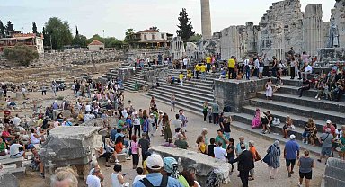 Üç bin kişiyle Apollon Tapınağı'nda "Toplu Tadım" rekoru denemesi yapıldı