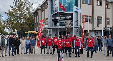 Üç kişinin işine son veren CHP'li Büyükkarıştıran Belediyesi işçileri eylem yaptı