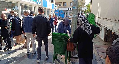 Ucuz sandalyeler kapış kapış gitti