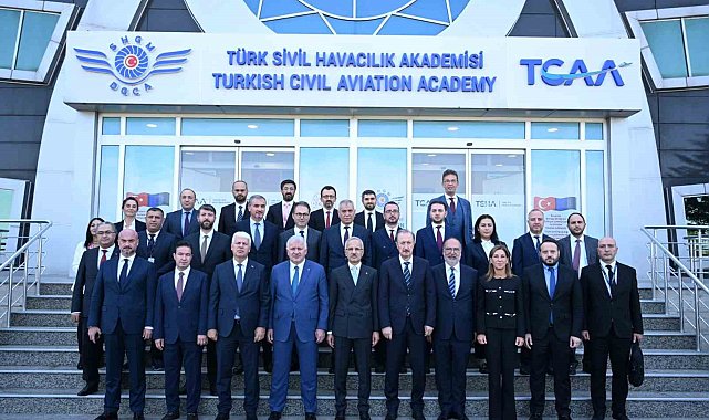 Ulaştırma ve Altyapı Bakanı Abdulkadir Uraloğlun'dan 12 yeni iç hat müjdesi