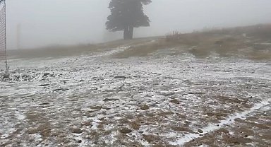 Uludağ'da beklenen kar yağışı başladı