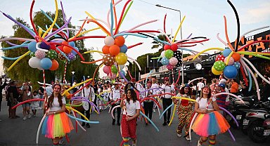 Uluslararası Kuşadası Sokak Festivali'nin açılışı Rio karnavalını aratmadı