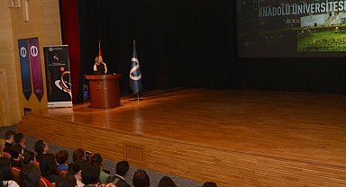 Uluslararası öğrenciler oryantasyon programında bir araya geldi