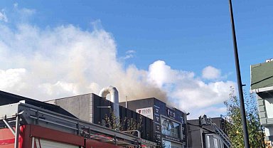 Ümraniye'de mobilya üretim atölyesinin çatısı küle döndü