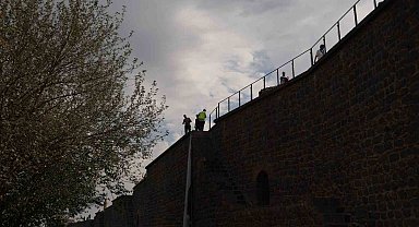 UNESCO listesindeki Diyarbakır Surları'na demir korkuluk takıldı