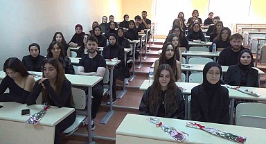 Üniversitede erkek öğrencilerden kadın cinayetlerine anlamlı tepki: Kızların masalarına "İyi ki varsınız" yazılı güller bıraktılar