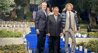 Ünlü oyuncu Erkan Petekkaya podyuma çıktı