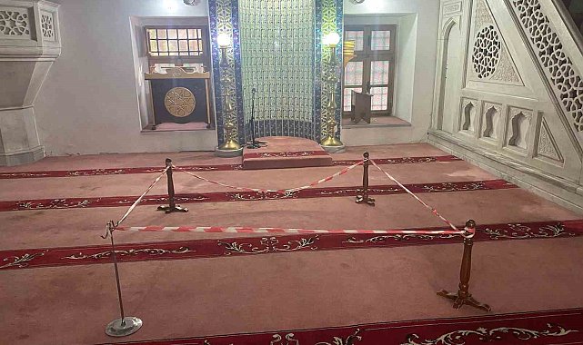 Üsküdar'da 529 yıllık tarihi Karadavud Paşa Cami'nin kubbe kısmında hasar oluştu