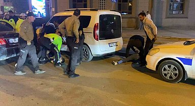 Uygulamadan kaçan alkollü sürücüyü polis havaya ateş açarak yakaladı: O anlar kamerada