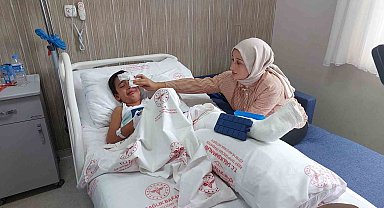 Üzerine okulun demir kapısı düşen çocuk yaralandı