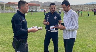 Üzümlü'de polisler bilgilendirme faaliyetinde bulundu