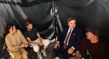 Vali Aydoğdu Erzincan'da çekimleri devam eden filmin oyuncularıyla bir araya geldi