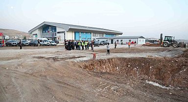 Vali Ekici, Cizre'de 75 yataklı hastane inşaatını yerinde inceledi