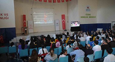 Vali Ekici, milli boksörün maçını Cizre'de vatandaşlarla dev ekranda izledi