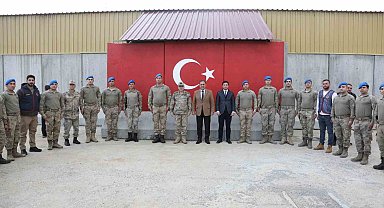 Vali Usta, üs bölgesinde Mehmetçik ile bir araya geldi