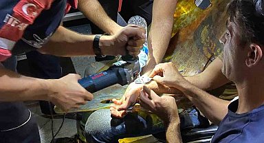 Vatandaşın eline sıkışan kelepçeyi itfaiye çıkardı