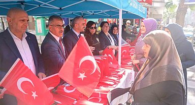 Vatandaşlara Türk bayrağı dağıtıldı